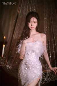 她如飞蛾扑火