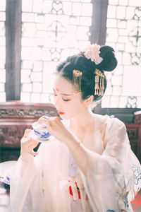 畅销书目虎口脱险，乖乖女她嫁给卧底大佬